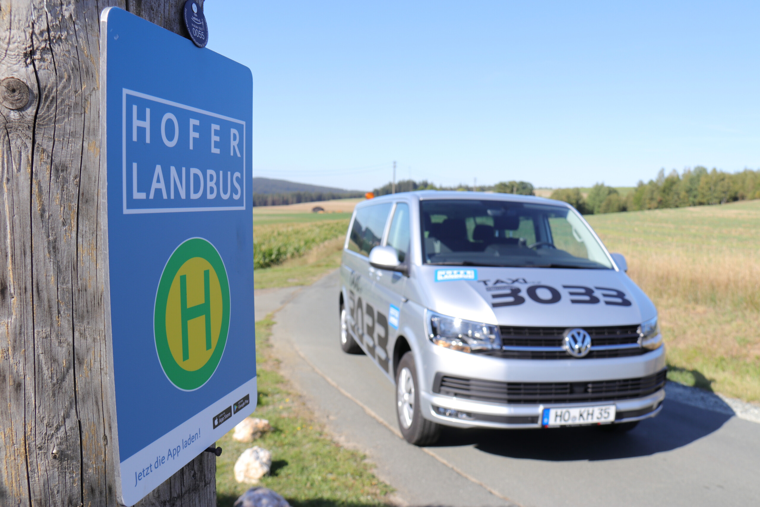 Hofer Landbus an einer Bushaltestelle